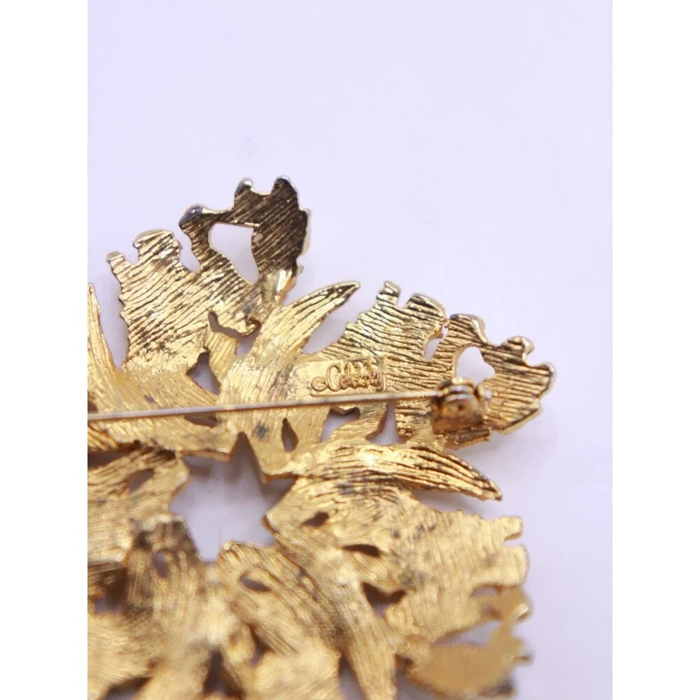 Vintage signed CELEBRITY Textured Metal Nugget Circle Leaf Leaves style Brooch